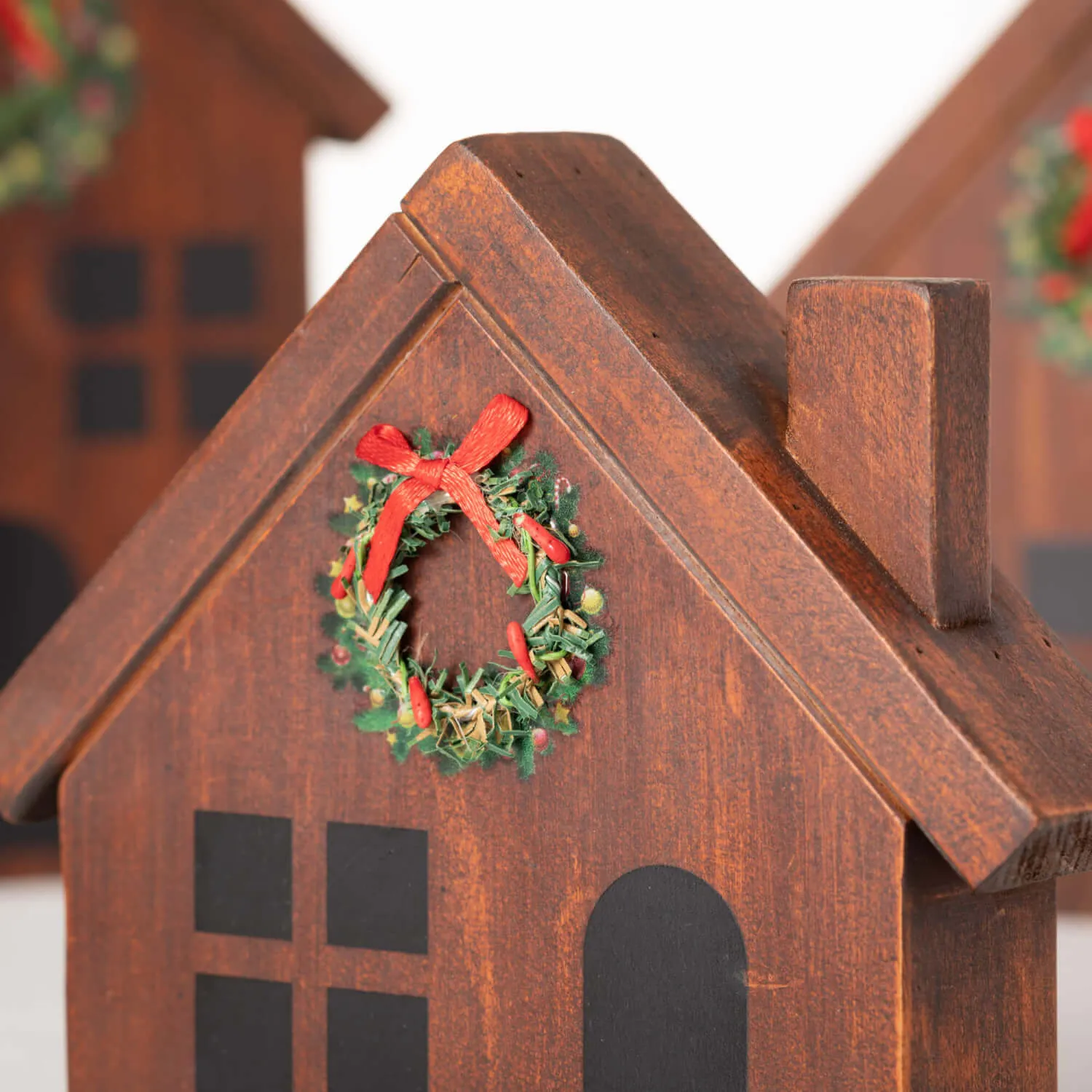 Wood House With Wreath Set 3
